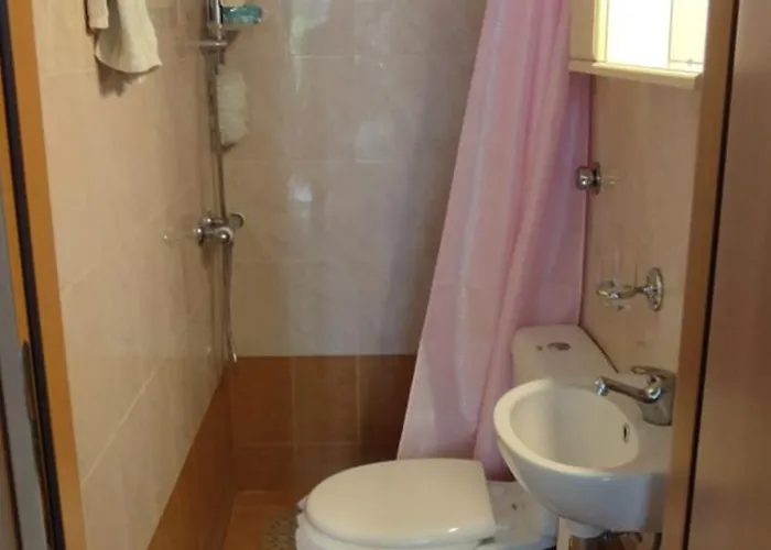 Delux 3 Bedroom Exceptional Location *